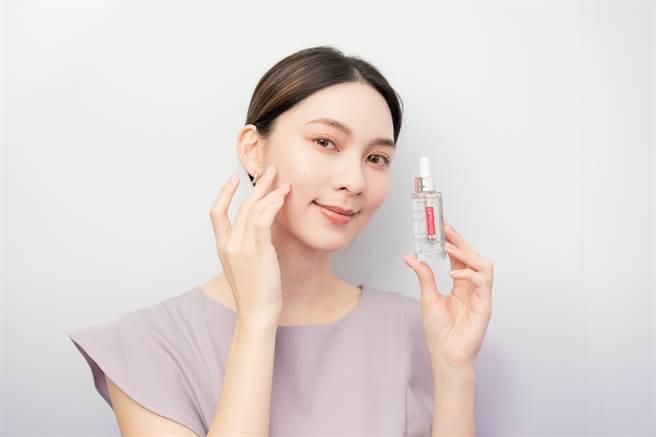 巴黎莱雅玻尿酸瞬效保湿水光精华在欧美上市便随即霸占销售第一名，今年三月在台湾也买得到了。（图／品牌提供）