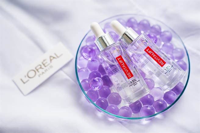 玻尿酸瞬效保湿水光精华含有两种不同大小的玻尿酸。（图／品牌提供）