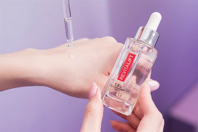 玻尿酸瞬效保湿水光精华质地好吸收、不黏腻。（图／品牌提供）