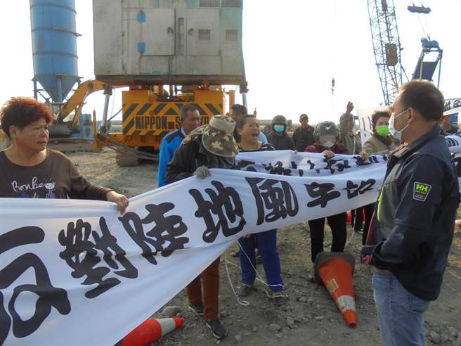 雲林縣台西鄉五港村村民抗議風力發電機組過於接近房舍與墓地，舉白布條抗議。（民眾提供／張朝欣雲林傳真）