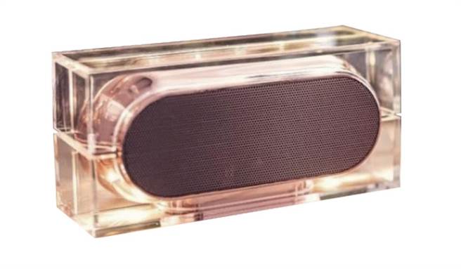 Global Mall板桥车站店的RAINBOW 3C 光雕水晶喇叭，原价1980元，优惠价1881元。（Global Mall提供）