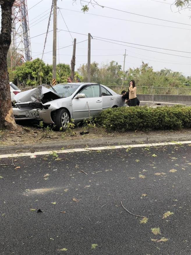 發生車禍的轎車疑似失控自撞匝道路樹，釀1死3傷。（民眾提供／曹婷婷台南傳真）