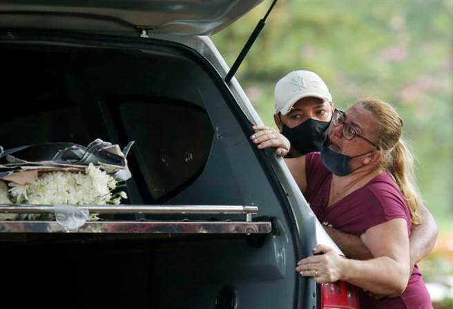 巴西單日新增的新冠肺炎染疫死亡人數為1972人，打破先前紀錄。(圖/路透社)