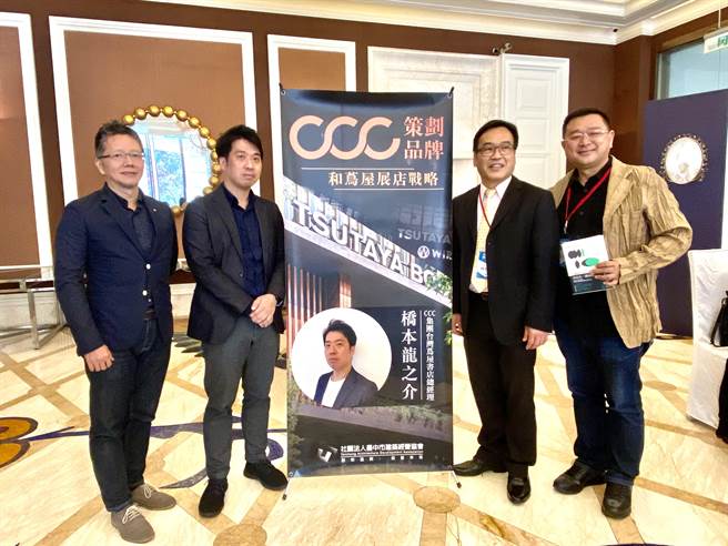 台中市建筑经营协会理事长赖柄源（右二起）对书店经营困难的今日，茑屋书店每年营收能破三百亿，且持续成长，感到十分好奇，特邀湾茑屋书店总经理桥本龙之介至大师讲座分享。（卢金足摄）