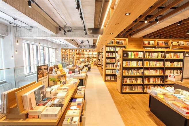 日本知名复合式书店「茑屋书店TSUTAYA BOOKSTORE」，被国际媒体选为全球最美20大书店之一。（卢金足摄）