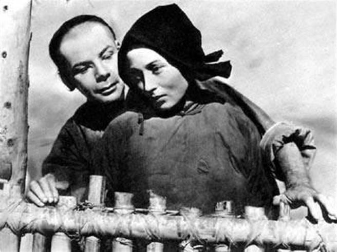 1931年电影Good Earth《大地》中的男女主角 Paul Muni (饰演王龙) and Luise Rainer(王龙的妻子)剧照。（作者提供）
