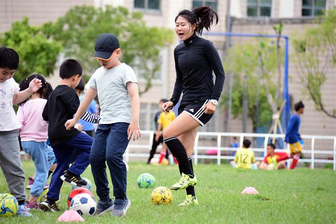 因疫情返台的陈思洁，近1年来为台东足球运动，注入清新活水。（庄哲权摄）