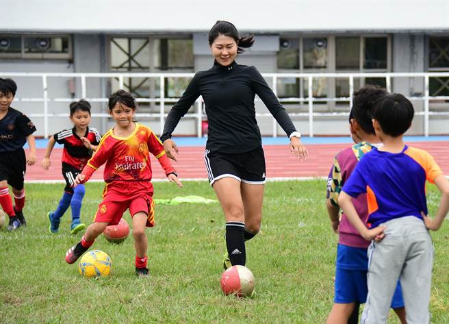因疫情返台的陈思洁，近1年来为台东足球运动，注入清新活水。（庄哲权摄）