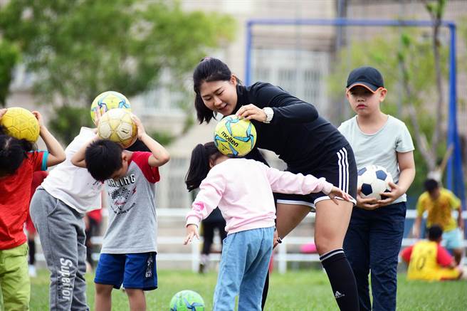 因疫情返台的陈思洁，近1年来为台东足球运动，注入清新活水。（庄哲权摄）