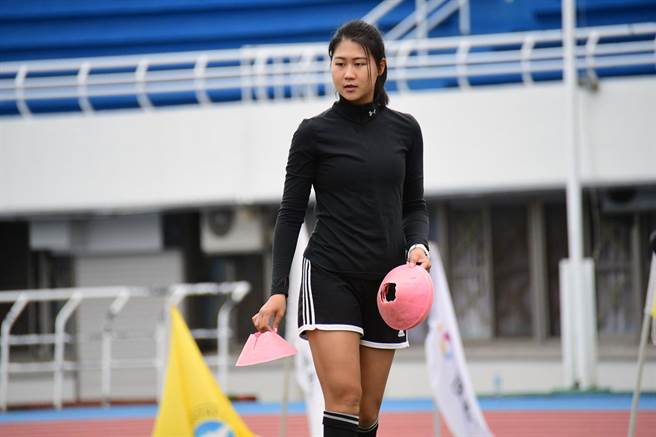 因疫情返台的陈思洁，近1年来为台东足球运动，注入清新活水。（庄哲权摄）