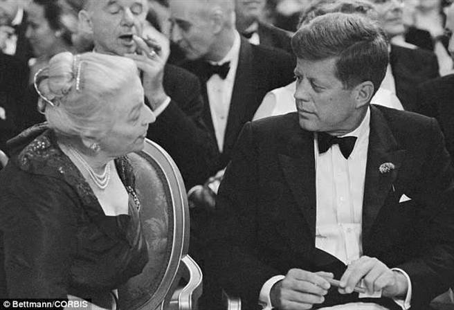 1962年4月賽珍珠在白宮諾貝爾獎得主晚會中與甘乃迪總統聊天。（作者提供）