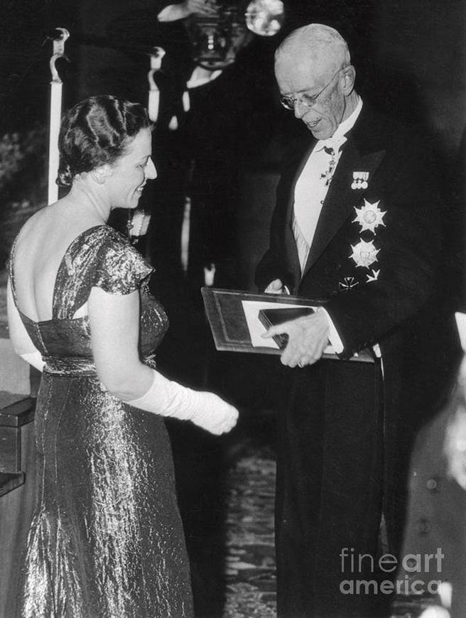 1938年，赛珍珠获得诺贝尔文学奖。这是她领奖时的画面。（作者提供）