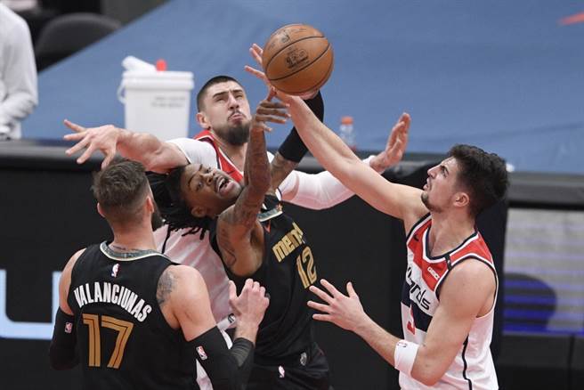 灰熊隊莫蘭(中)與巫師隊員搶球。（美聯社資料照）