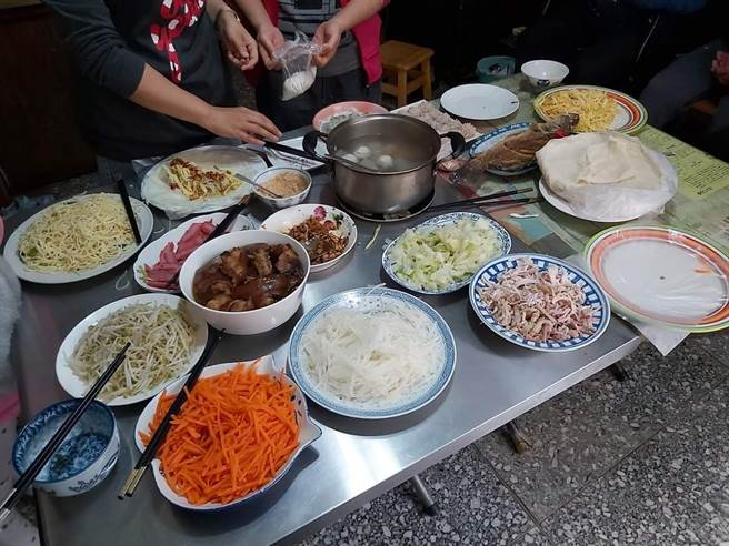 网友分享长辈在家中制作润饼的场景，只见配料摆了满满整桌，指出润饼要包「油麵」才是王道。（图摘自爆废1公社）
