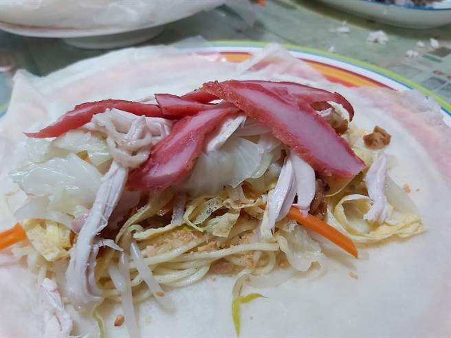 网友分享长辈在家中制作润饼的场景，只见配料摆了满满整桌，指出润饼要包「油麵」才是王道。（图摘自爆废1公社）