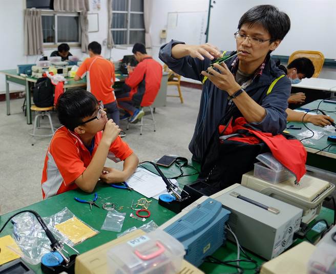 電子科老師張世穎（右）指導學生相關技能。（花蓮高工提供／王志偉花蓮傳真）