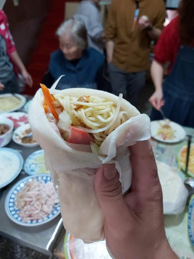 网友直呼，「有人爱南部包麵条的润饼吗？觉得有包麵条的才是王道。」（图摘自爆废1公社）