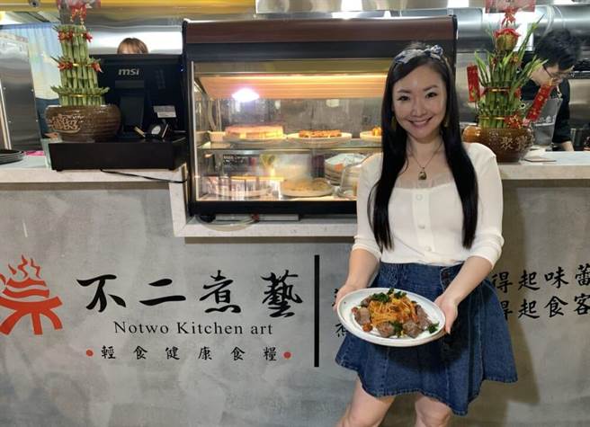 王俐人與友人合開輕食店。（王俐人提供）