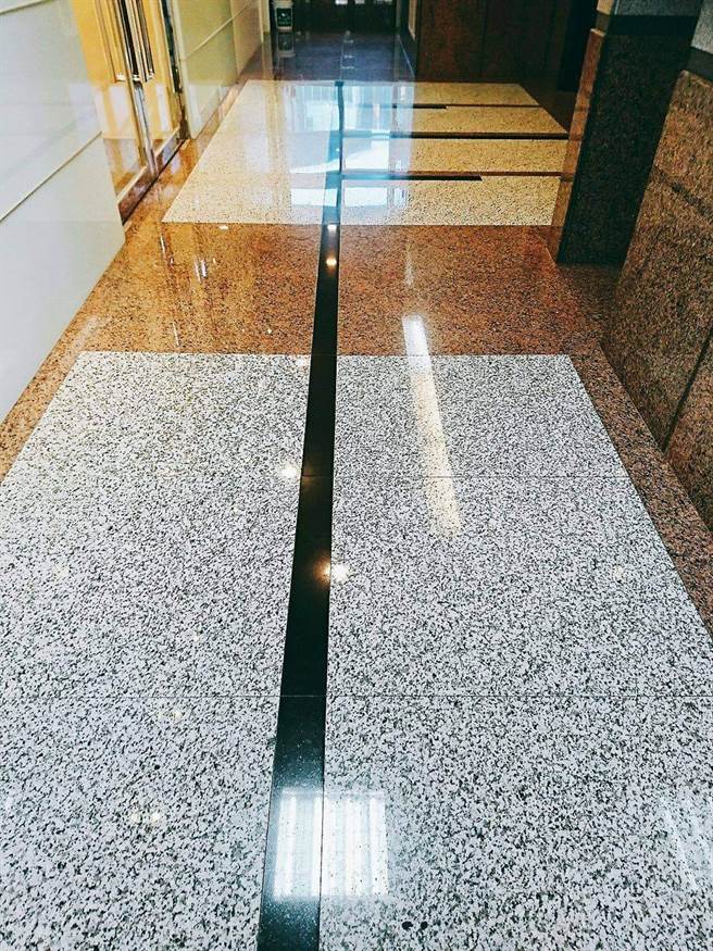 原PO贴出照片，让大多网友佩服，直说不仔细看真的不会发现眼前有块玻璃门。(图取自爆怨公社)