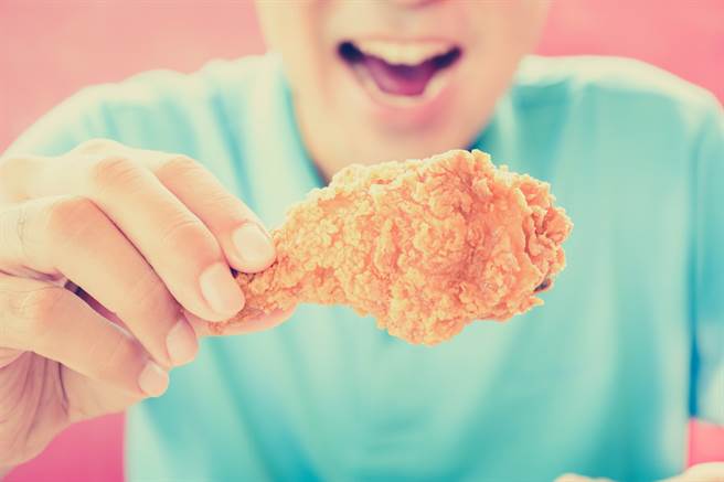 南韩一对兄弟身上只有5000韩元买不起炸鸡，老板见状暖心请他们吃大餐，让网友都非常感动。(示意图/达志影像)