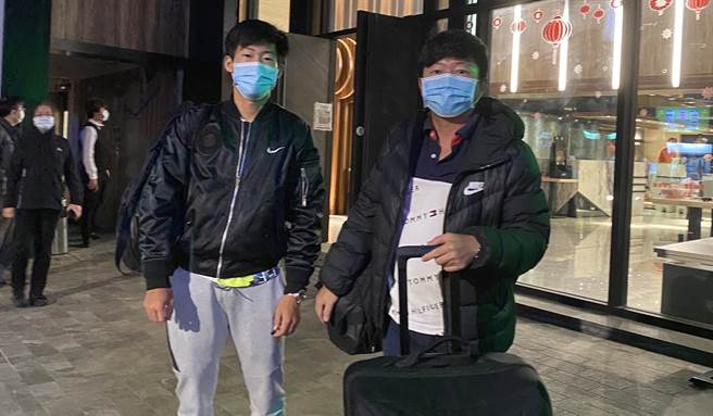 曾俊欣（左）和父親曾育德結束14天隔離，接下來進行7天自主健康管理，計劃月底再度出發參加職業賽。（曾育德提供）