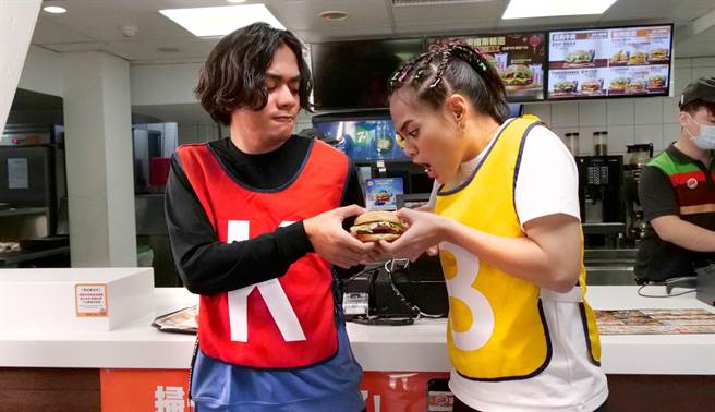 吱吱（右）与乔瑟夫抢食物。（汉堡王提供）