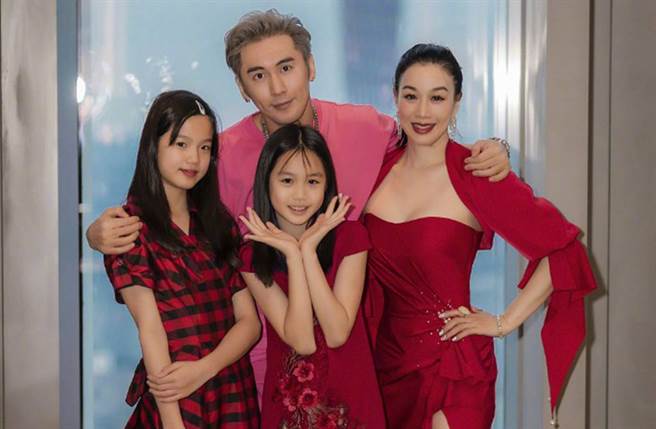 性感女神锺丽缇拥有3个漂亮女儿。(图／翻摄自微博)