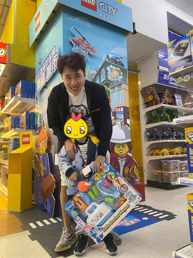 余祥铨带外甥女乐乐买玩具，对方透露长大想当医生。（图／翻摄自脸书）