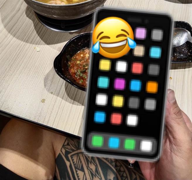 人们常说忙中容易出乱子，一位网友近日就成为活生生的案例，吃饭吃到一半掏出手机，却让隔壁桌情侣当场笑到喷饭。(摘自爆废公社二馆)