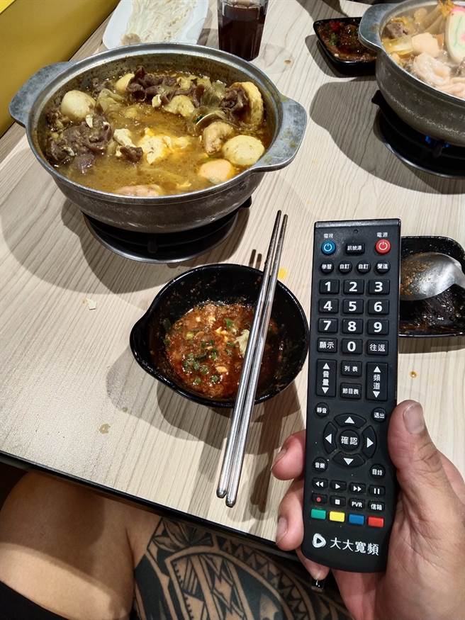 男子吃火锅时想找手机，摸摸口袋，随后却掏出一根「长条物」，让隔壁桌情侣当场笑歪。(摘自爆废公社二馆)