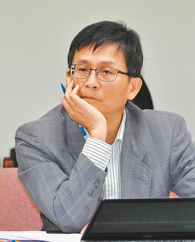 詹顺贵（见图）称，公投提案核心目的是要保护藻礁，不是为了让鹰派「教训政府」。公投领衔人潘忠政表示，发起公投时就决定要把这条路走完，和詹的方向不会一样。（刘宗龙摄）