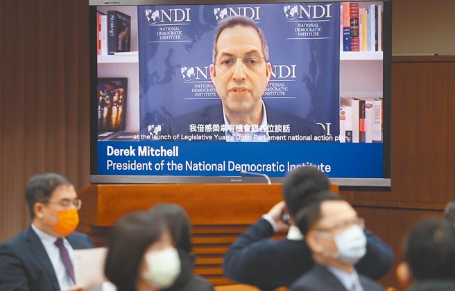 臺湾开放国会行动方案正式上线记者会9日举行，美国国际民主协会会长米德伟以视讯的方式发表贺词。（季志翔摄)