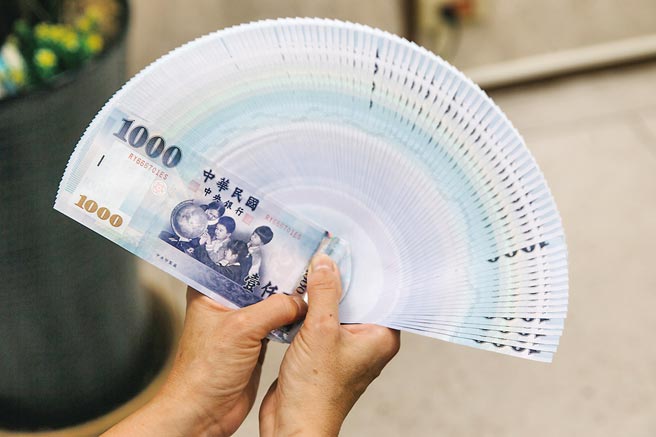 央行想尽办法防守匯率，建议放宽外币保单限额，提升外币需求。金管会昨宣布放宽保险业外币保单准备金不计入国外投资限额，估可增加外币保单销售空间约新台币6900亿元