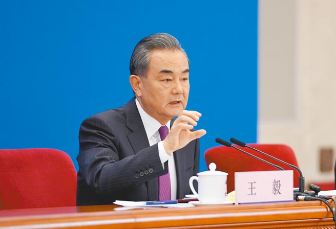 美国有线电视新闻网（CNN）在其网页以头条显着位置引述位于华盛顿智库「Newlines Institute」战略暨政策研究所」的报告，称中国政府被指控在新疆之所作所为，违反联合国《防止及惩治灭绝种族罪公约》的每一项认定标准，对于「针对维吾尔族人持续进行的种族灭绝，负有国家责任」。中国一直强力驳斥这类指控，大陆外长王毅7日在两会上就称相关说法「荒谬绝伦」。（新华社）