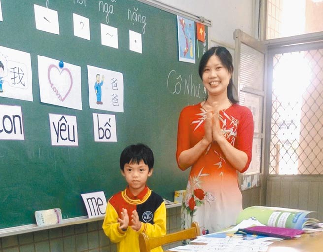从越南嫁到嘉义县水上乡的新住民邓婷如（右）目前担任柳林国小的越语老师，也经营网拍事业，日前以中文书写《如何成就自己的梦想生活》一书。（移民署嘉义县服务站提供／张亦惠嘉县传真）