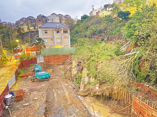 新竹市一處社區8日清晨通報發生邊坡崩塌，現場立即啟動緊急修護工程。（民眾提供／邱立雅竹市傳真）