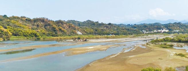 大甲溪下游石岡壩嚴重缺水，大甲溪床裸露、旱象未解。（台中市政府提供／陳世宗台中傳真）