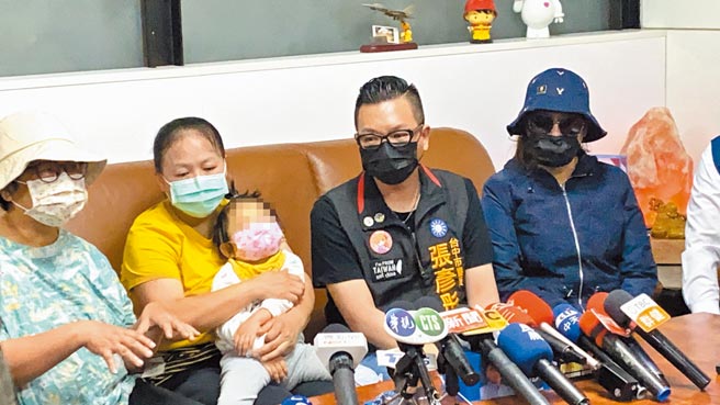 5岁赖姓女童的母亲（左二）带着孩子出面，指控盛唐中医诊所院长吕世明卸责。（林欣仪摄）