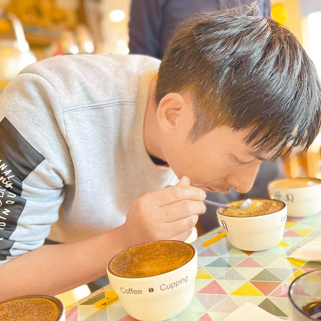 阿里山咖啡知名度高，到山上体验不插电手作咖啡、杯测等相当时兴的玩法。（取自方政伦脸书／吕妍庭嘉义传真）