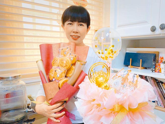 侯秀金靠自学用心力投入蛋糕创作，逢重要节日，订单经常接到手软。（张毓翎摄）