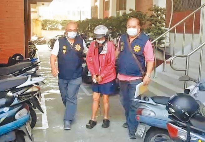 槍殺前妻2名友人的嫌犯方進祥，9日上午被警方移送到橋頭地檢署複訊；檢方訊問後，認定方嫌涉殺人未遂等罪嫌重大且有逃亡之虞，向法院聲押獲准。(林雅惠攝)