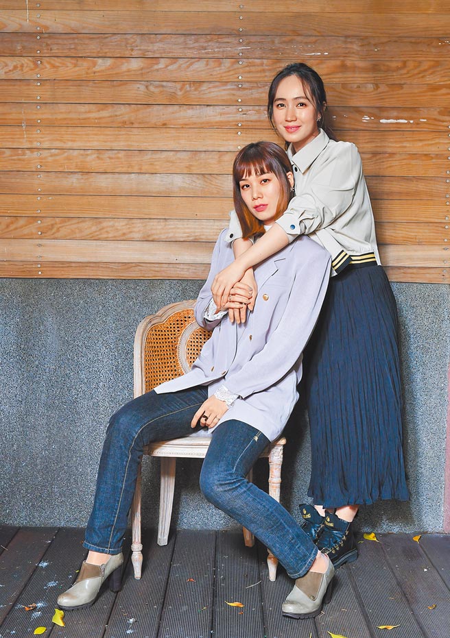 涵冷娜（左）昨和小薰为电影《揭大欢喜》进行宣传。（卢祎祺摄）