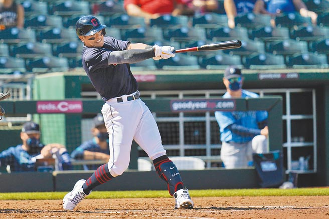 張育成從菊池雄星手中敲出全壘打，春訓表現漸入佳境。（美聯社）