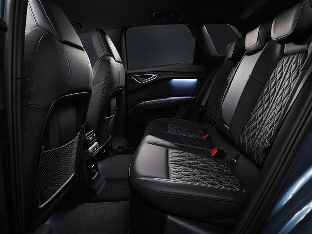 AR 顯示機能+懸浮中控台：Audi Q4 e-tron 量產車型內裝搶先預覽！