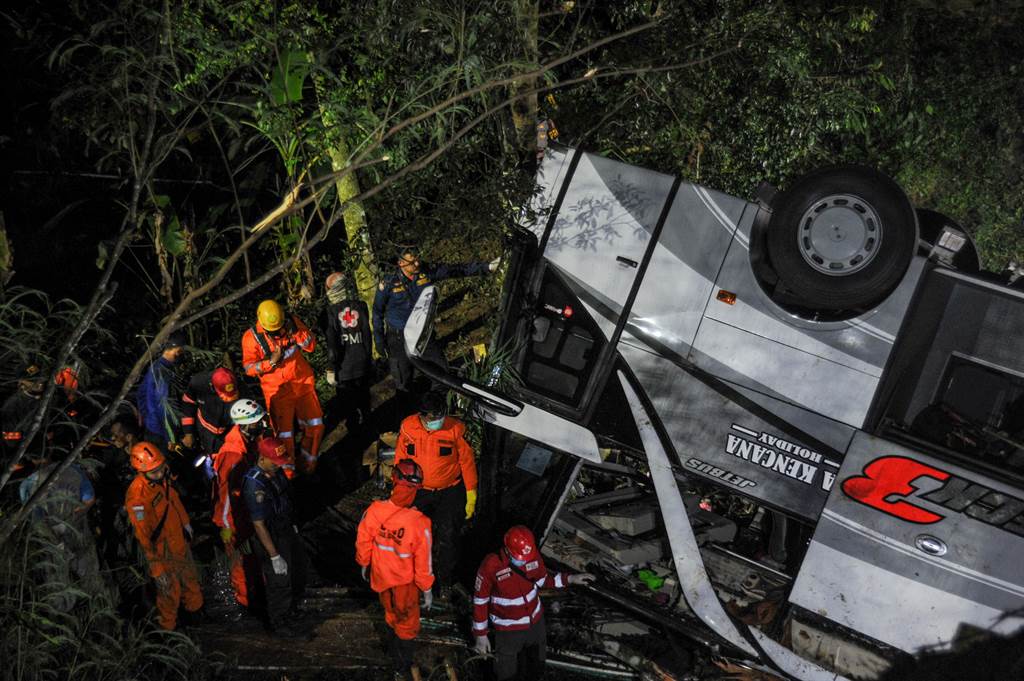 印尼巴士坠深谷27死39伤 罹难者含国中生。图/路透(photo:ChinaTimes)