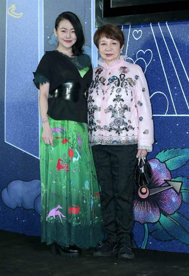 圖一：小Ｓ以綠色洋裝搭配黑色背心出席夏姿．陳2021秋冬系列發表，自信說道自己一定全場最美。（粘耿豪攝）