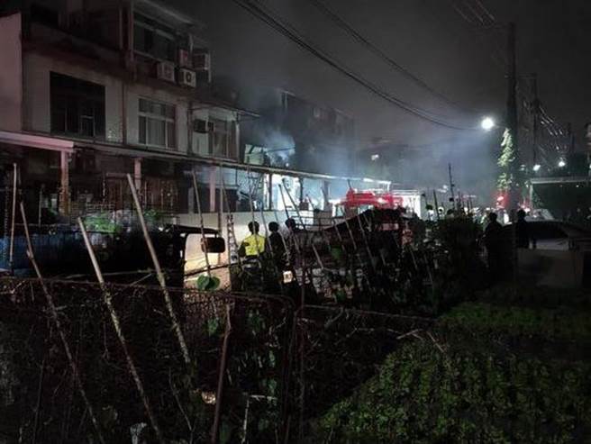 北市延平北路9段凌晨12點多發生火警，警消在現場發現一名傷病患明顯死亡。（圖：翻攝自網路社團）