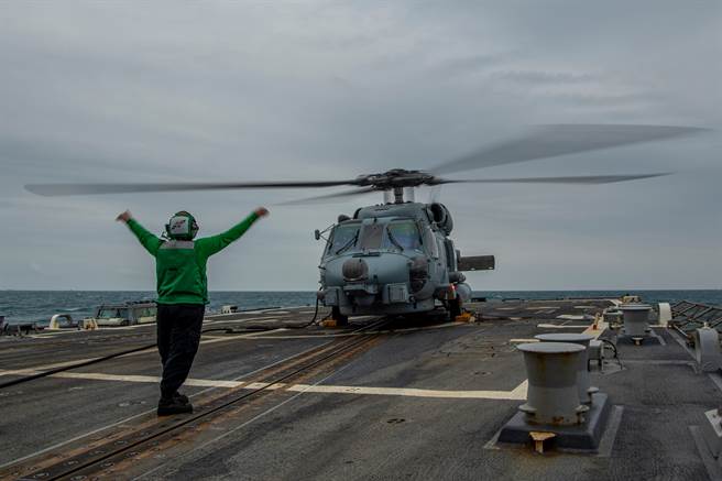 芬恩号是首次通过台湾海峡，而且罕见的在台海进行直升机起降演练。(图/美国海军第7舰队)
