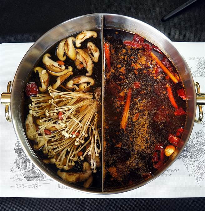礁溪長榮鳳凰酒店〈煙波亭〉嗑吃到飽火鍋，有各種湯頭鍋底可以選擇。（圖／姚舜）