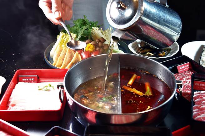 〈海派蛤蛤鍋〉是先將大蒜、蔥花與辣椒等底料爆香後，下大量蛤蜊拌炒後再倒入用昆布與大量蔬果熬製的湯頭為鍋底。（圖／姚舜）